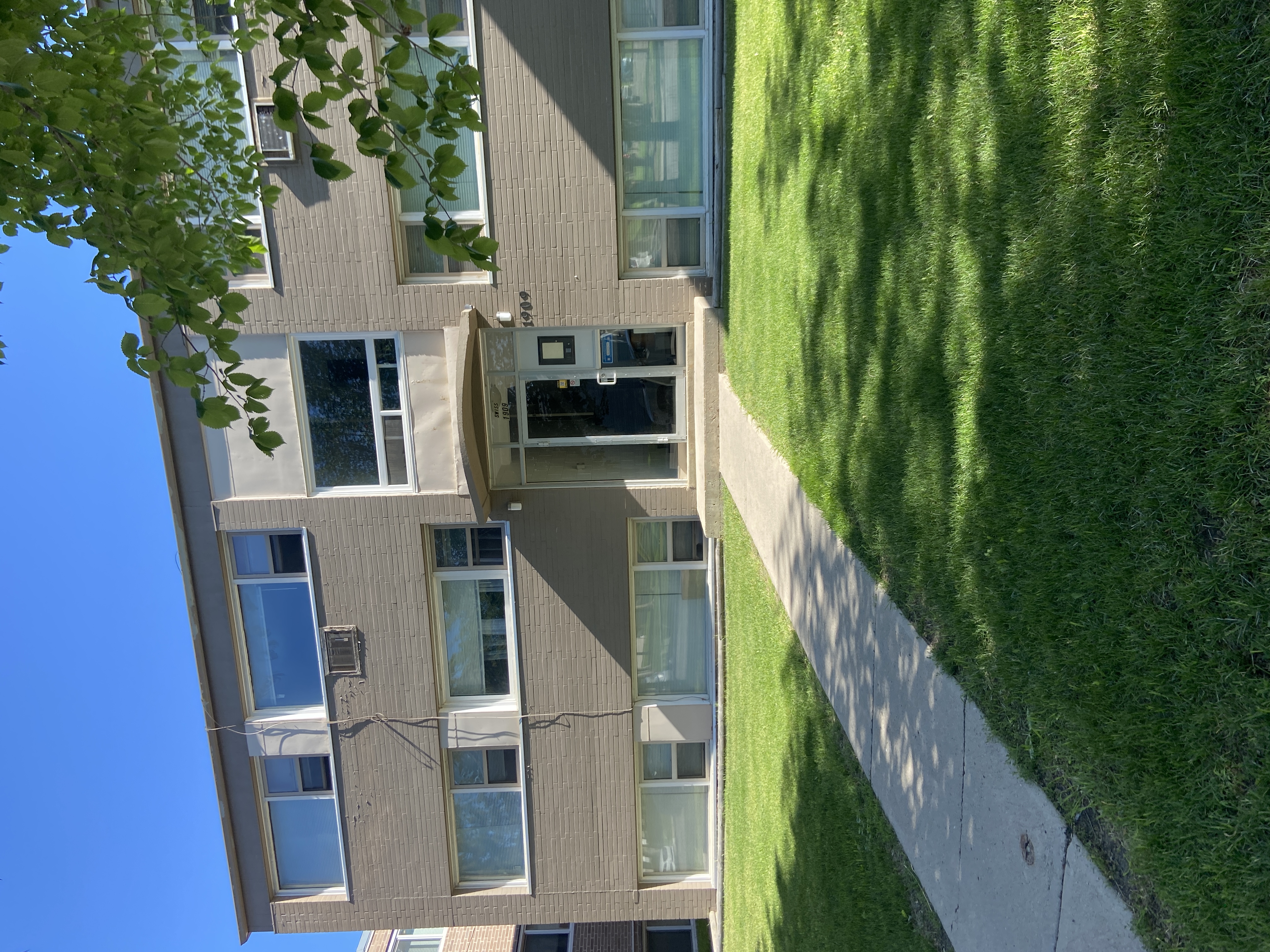 Spacious 2 Bedroom Apartment in a Fantastic East-Side Location!