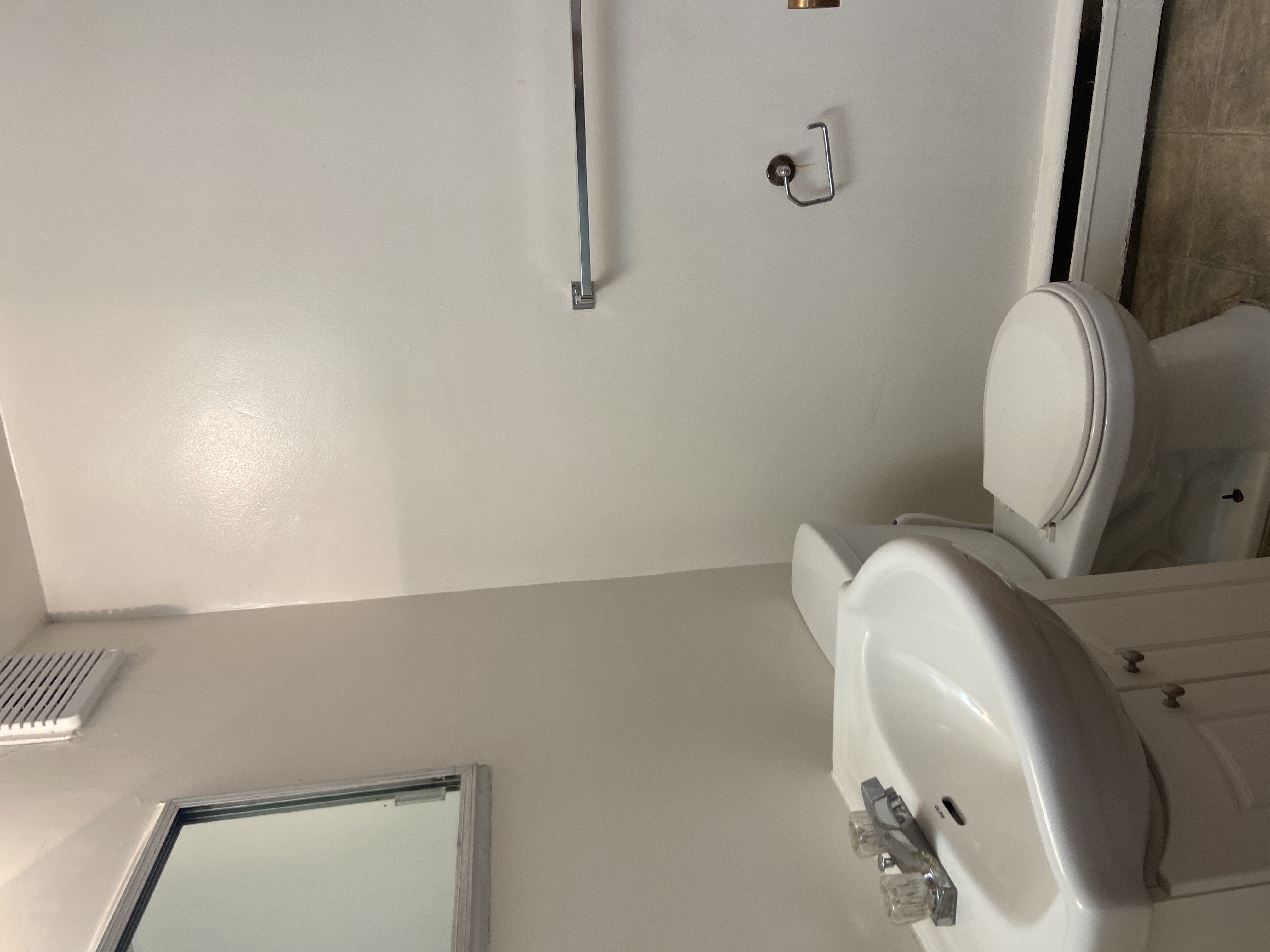 Spacious 2 Bedroom Apartment in a Fantastic East-Side Location!
