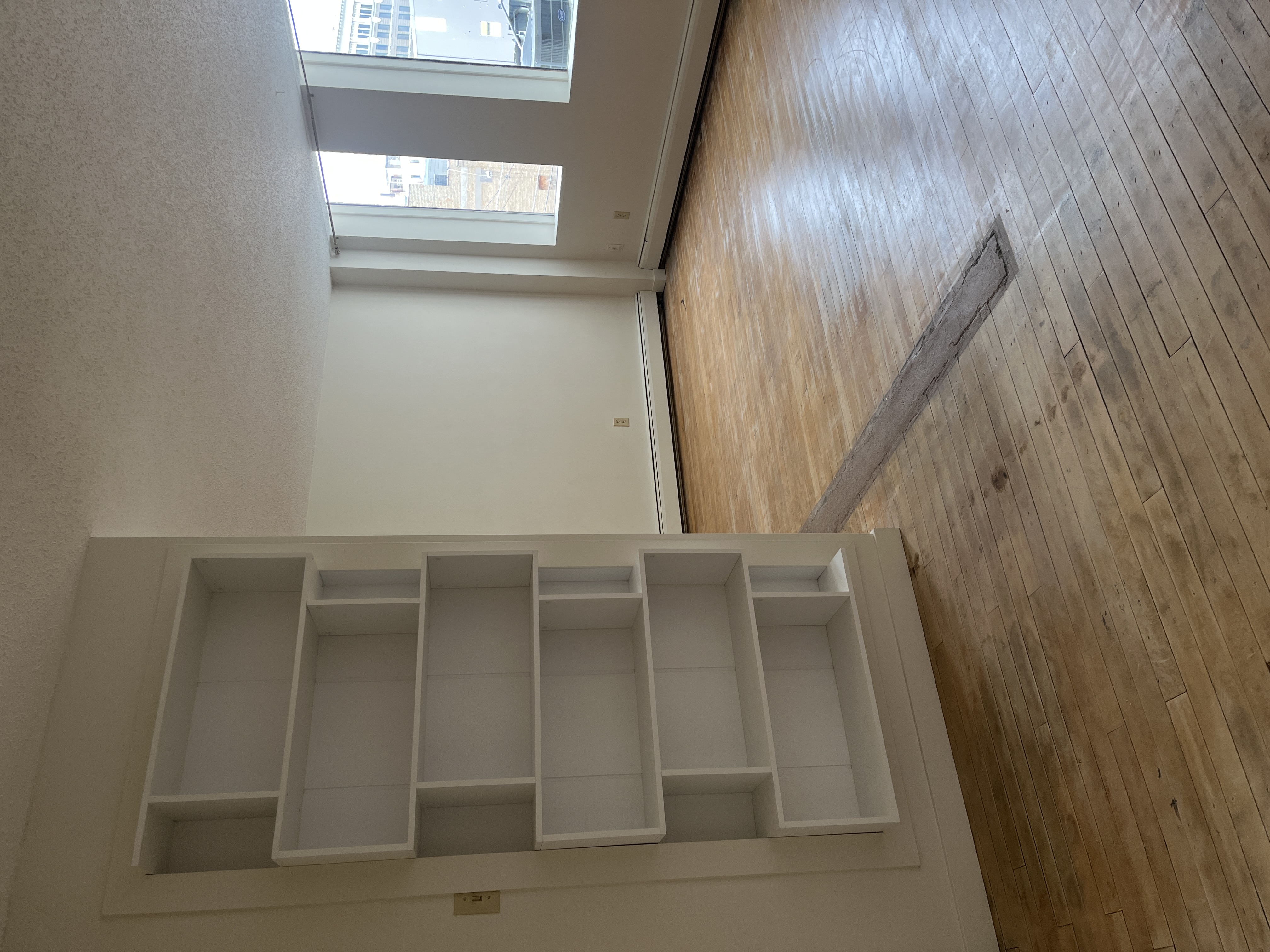 Large 1 Bedroom Down Town With Walk in Closet