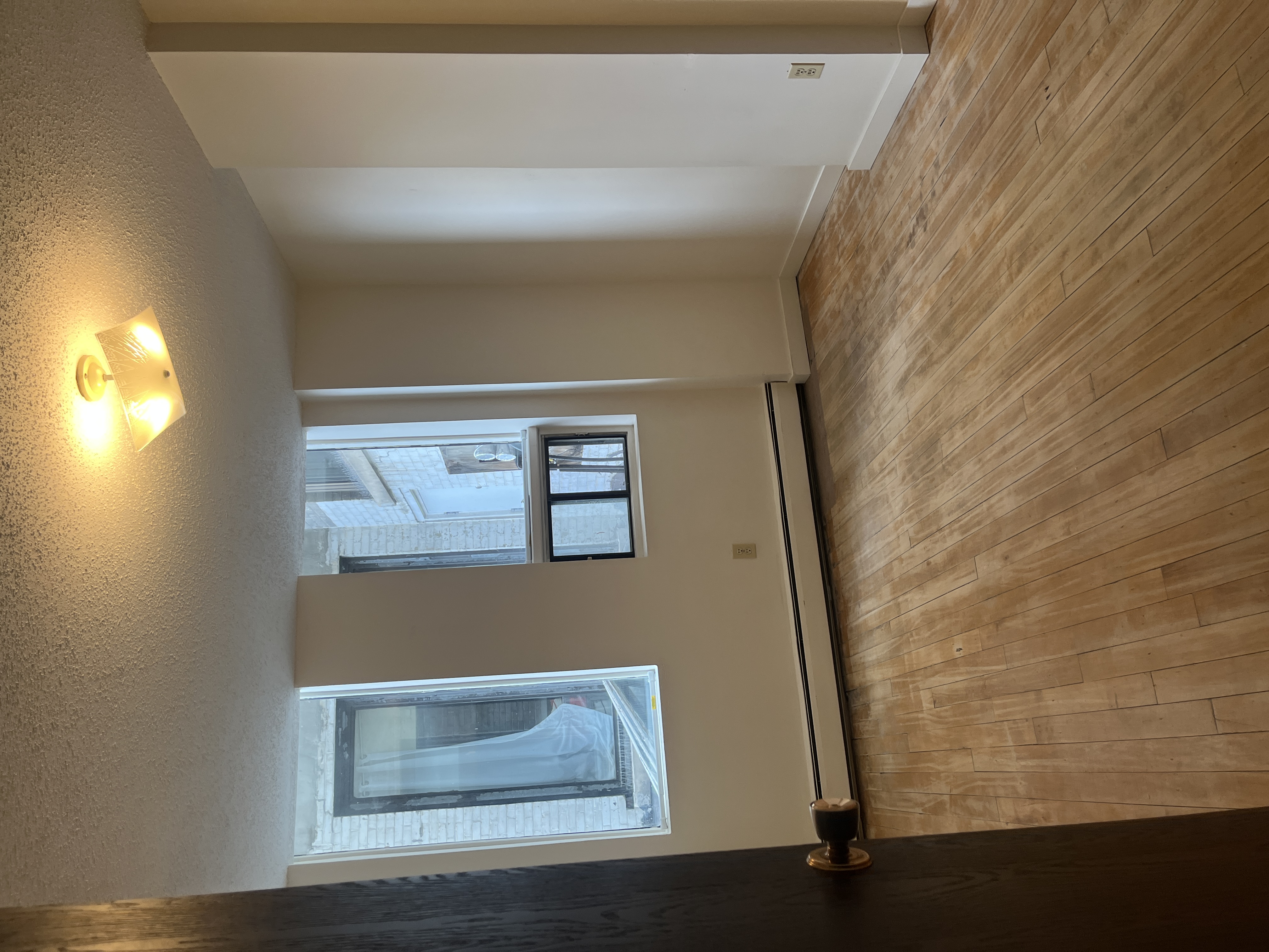 Large 1 Bedroom Down Town With Walk in Closet