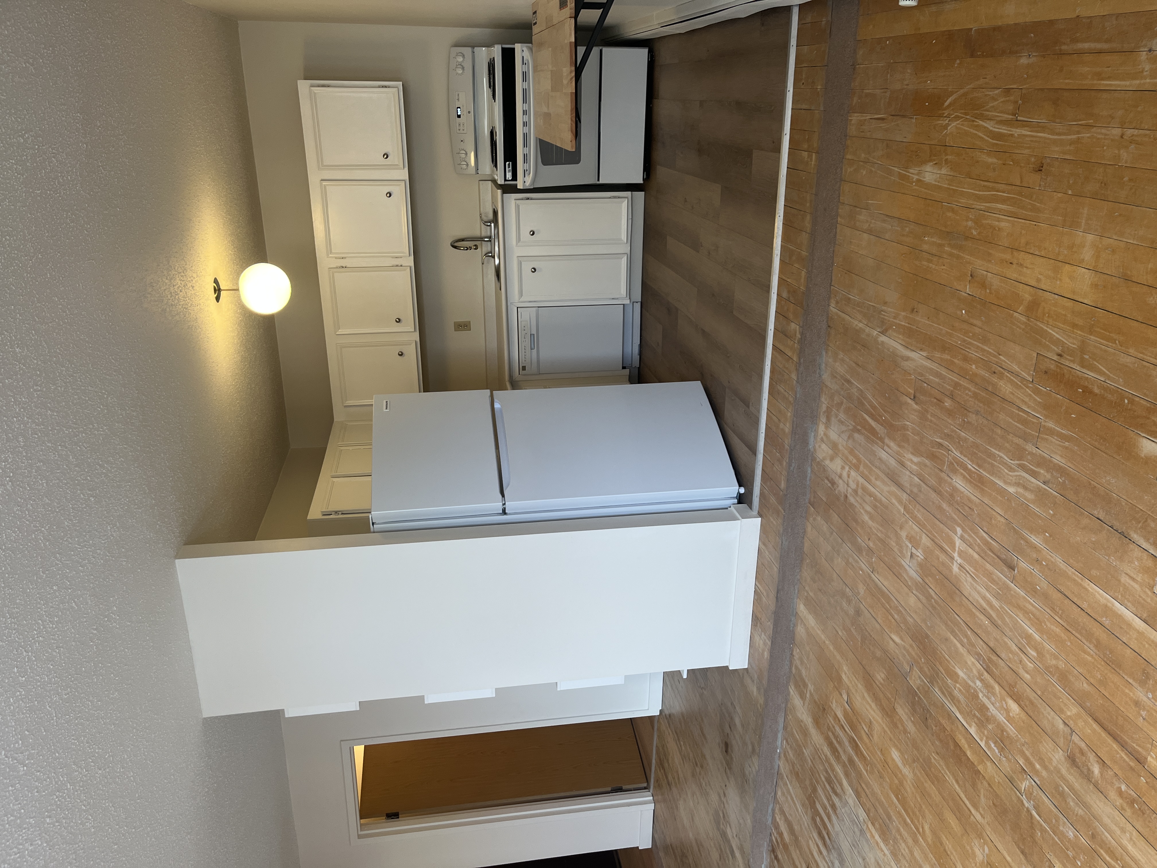 Large 1 Bedroom Down Town With Walk in Closet