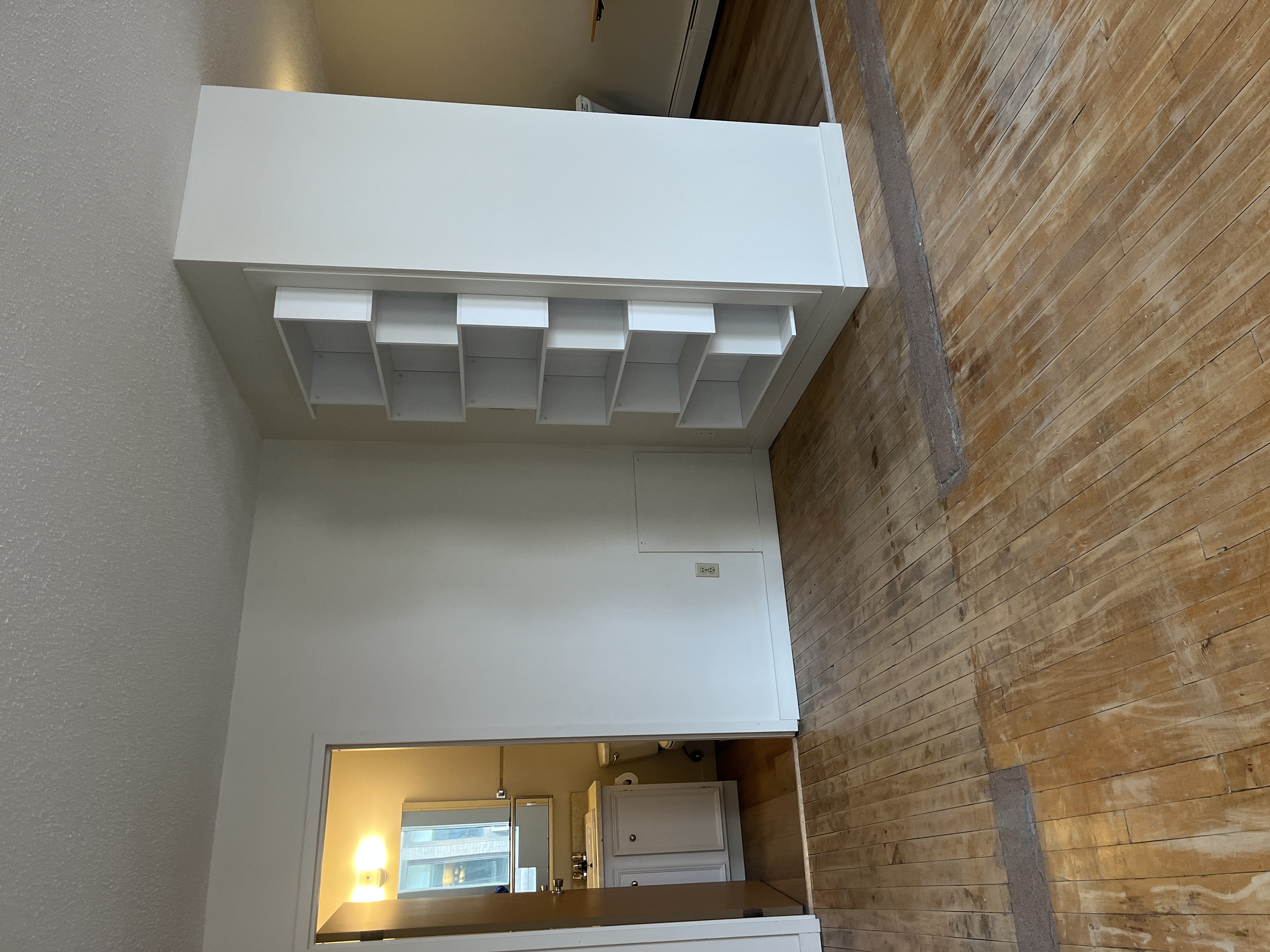 Large 1 Bedroom Down Town With Walk in Closet