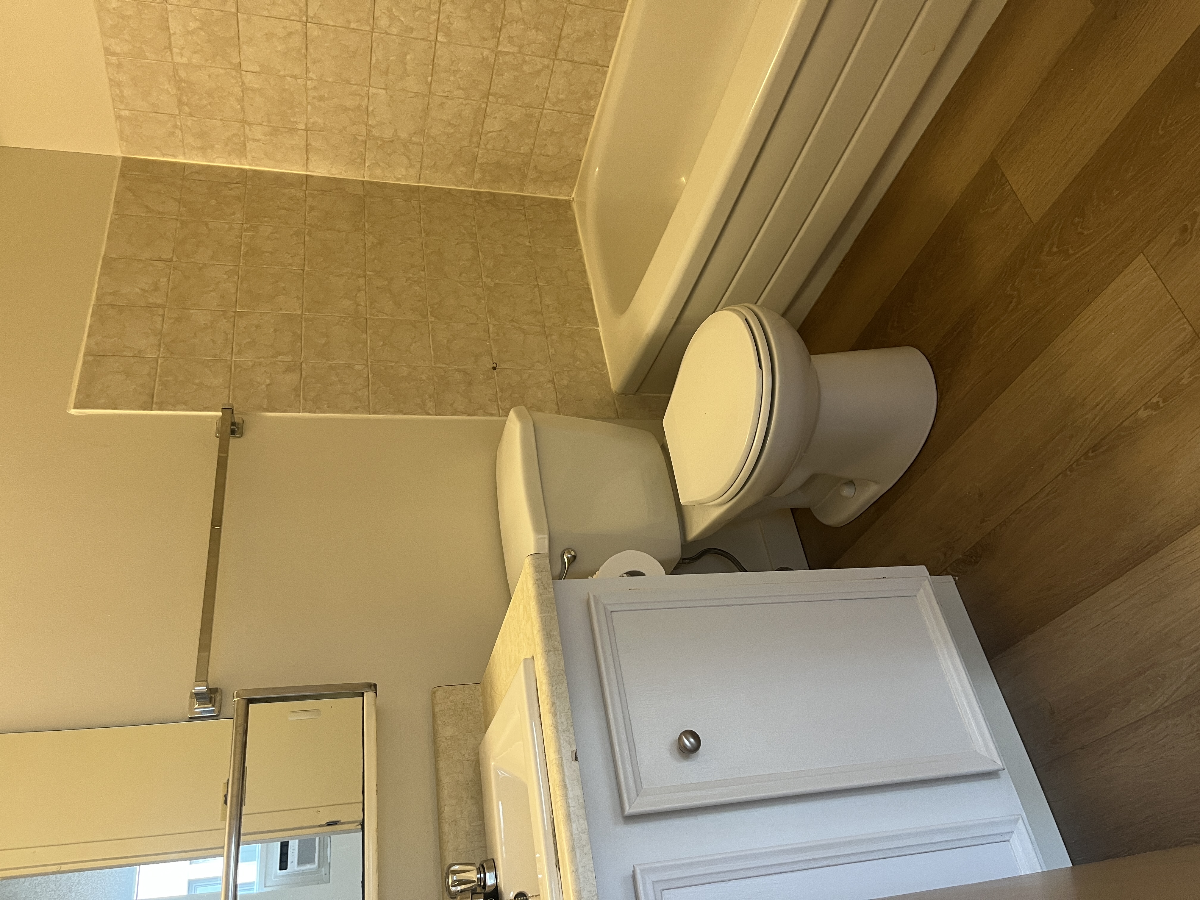 Large 1 Bedroom Down Town With Walk in Closet